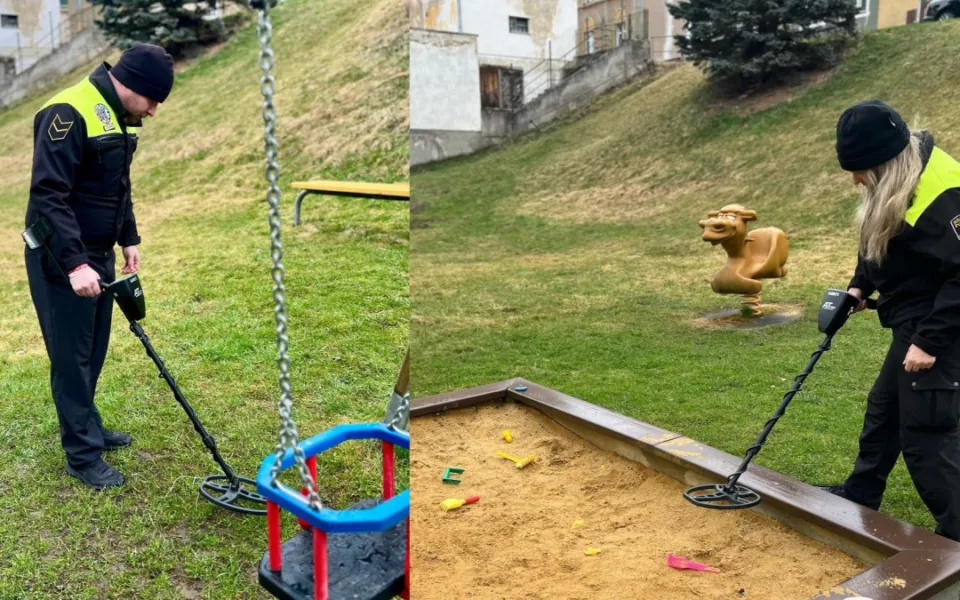 Strážníci s detektory kovů prohledávali dětská hřiště a pískoviště. Hledali použité jehly po narkomanech