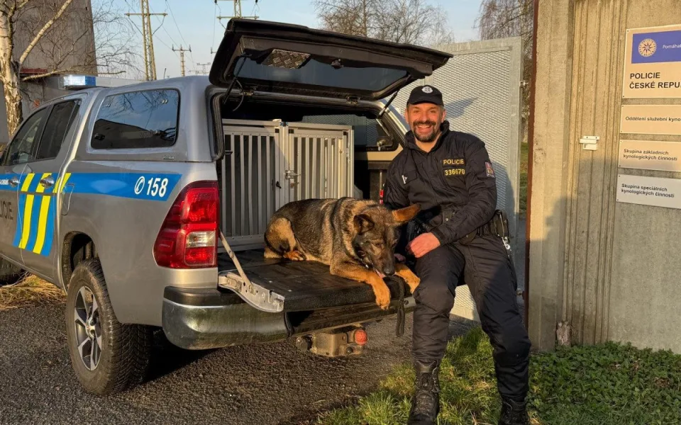Policejní pes Floki dopadl zloděje, který se vloupal do obchodu na Sokolovsku. Muž totiž zatoužil po alkoholu