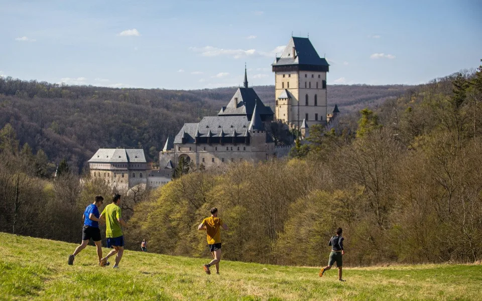 Běhej lesy slaví historický rekord. Na Karlštejn zavítaly bezmála tři tisíce běžců