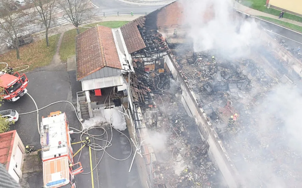 Plameny zničily celý supermarket