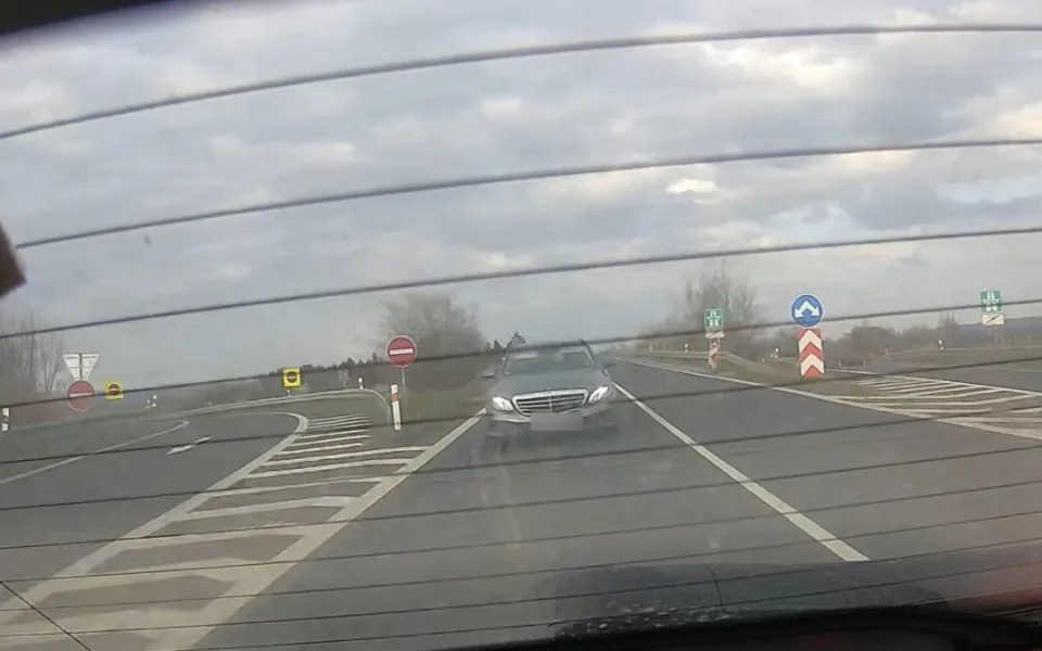 Rychlostí 209 km/h předjel řidič vozu značky Mercedes policejní auto s radarem. Na místě přišel o řidičák