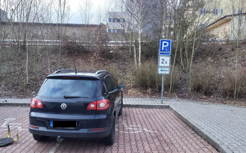 Neohleduplní řidiči stále častěji parkují na místech pro invalidy