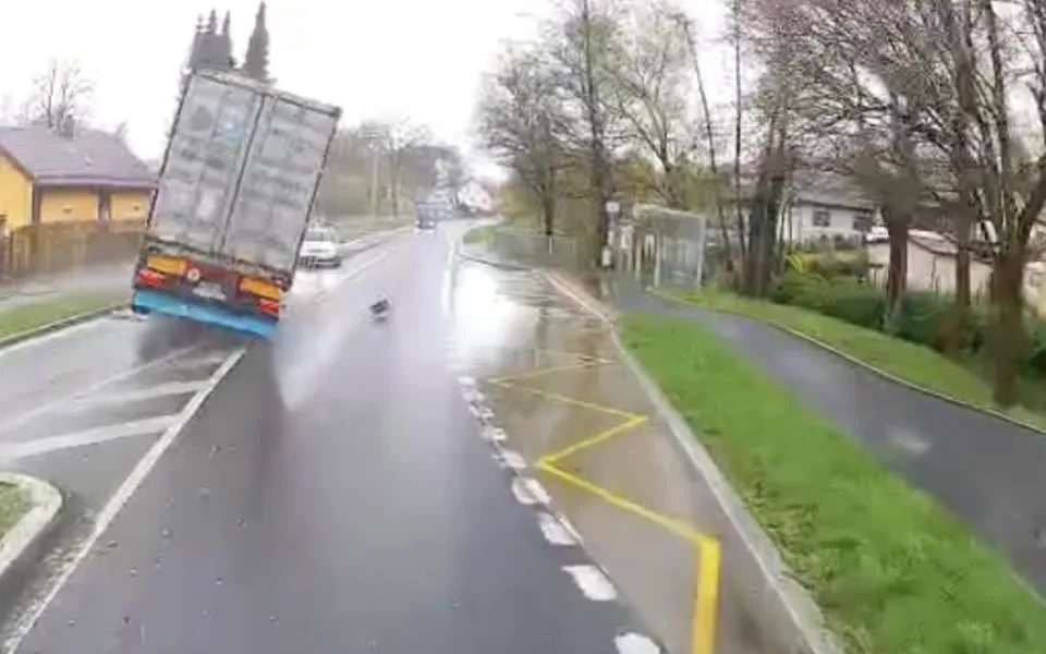 Drama u Staré Vody. Řidič kamionu málem čelně narazil do auta.