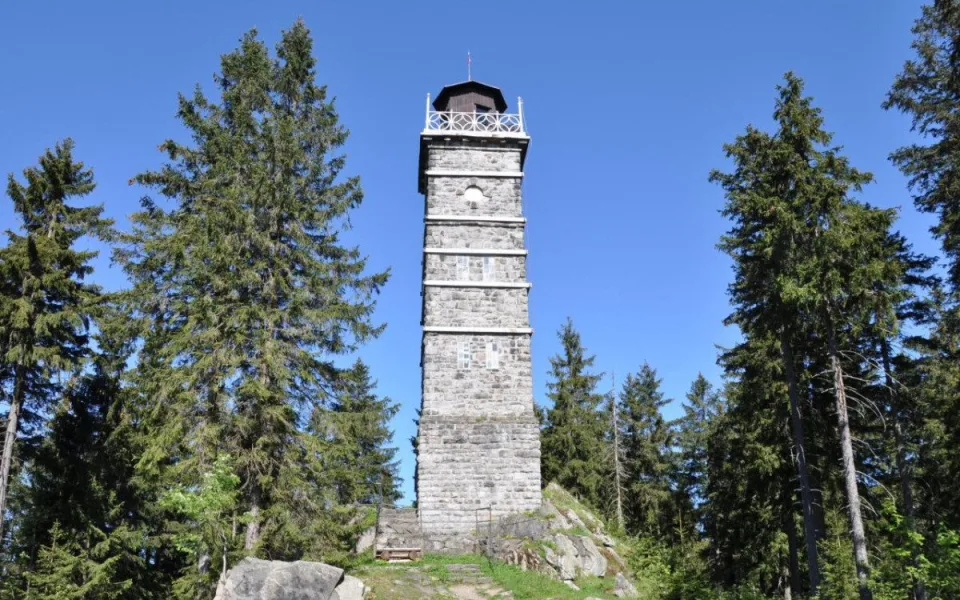 Rozhledna Pajndl u Nejdku na Karlovarsku dostala nový nátěr a informační tabule.