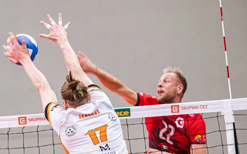 Volejbaloví Lvi vyhráli v Karlových Varech 3:0, finále rozhodne pátý zápas.