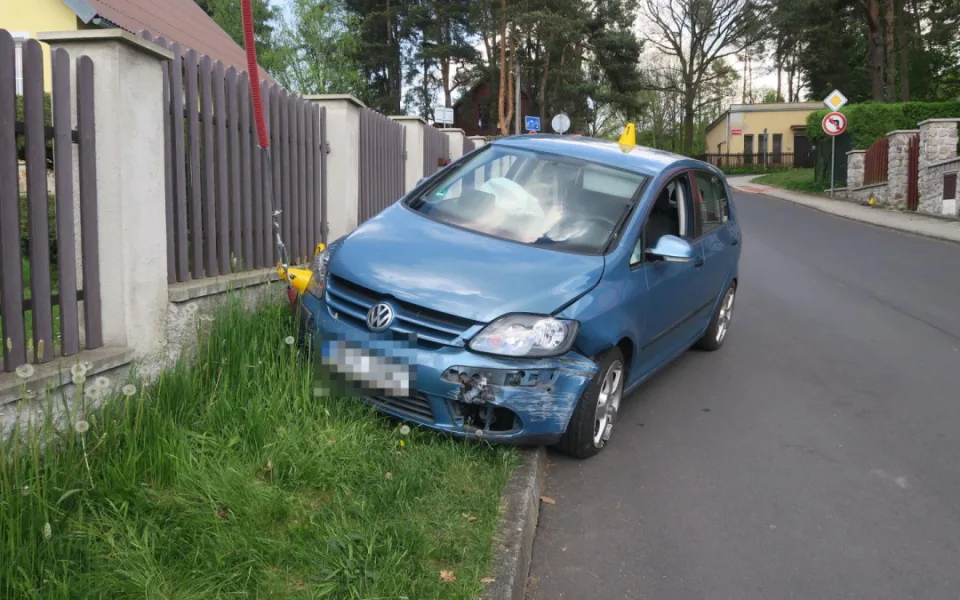 Opilý řidič havaroval v Karlových Varech, nadýchal téměř čtyři promile.