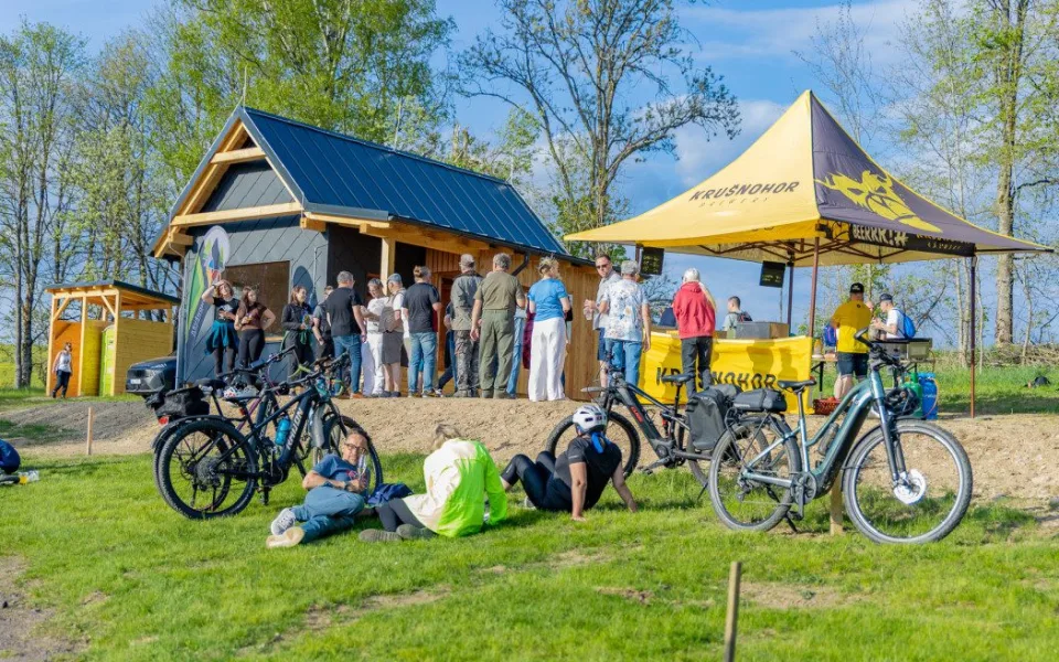 Turisté v Krušných horách u Kraslic mohou využívat novou útulnu
