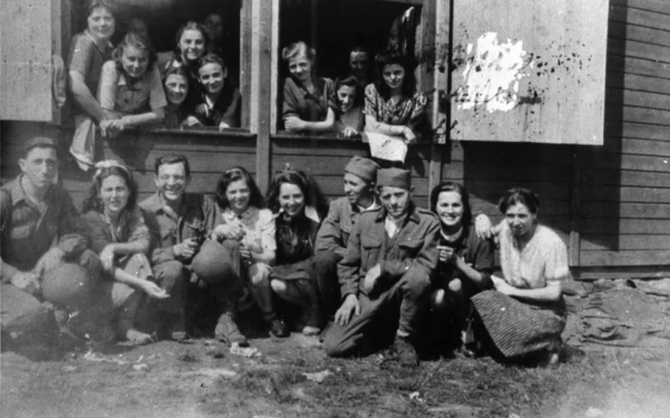 Vězeňkyně tábora Svatava osvobozené americkými vojáky, 1945. Foto: Památník Terezín