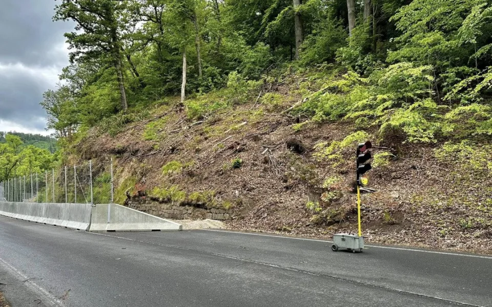 Slovenská ulice v Karlových Varech je opět průjezdná, dopravu tam řídí semafory.