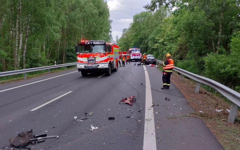 Před Chebem se ráno při dopravní nehodě zranili dva lidé