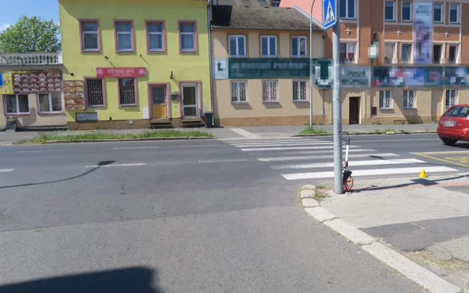 Policie pátrá po svědcích nehody v Karlových Varech. Chodec skončil v nemocnici.