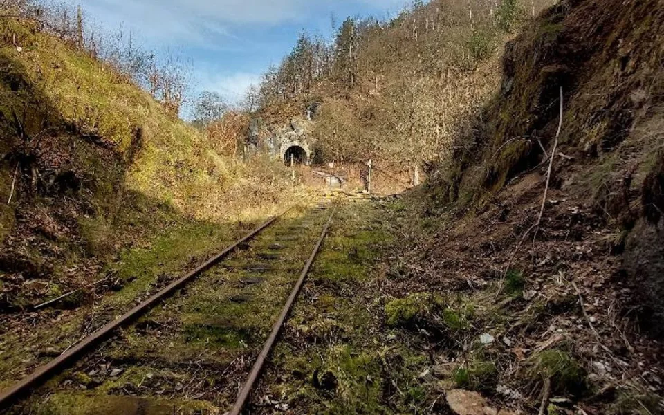 Trať z Lokte do Horního Slavkova se v červnu změní na trasu pro cyklisty a pěší.