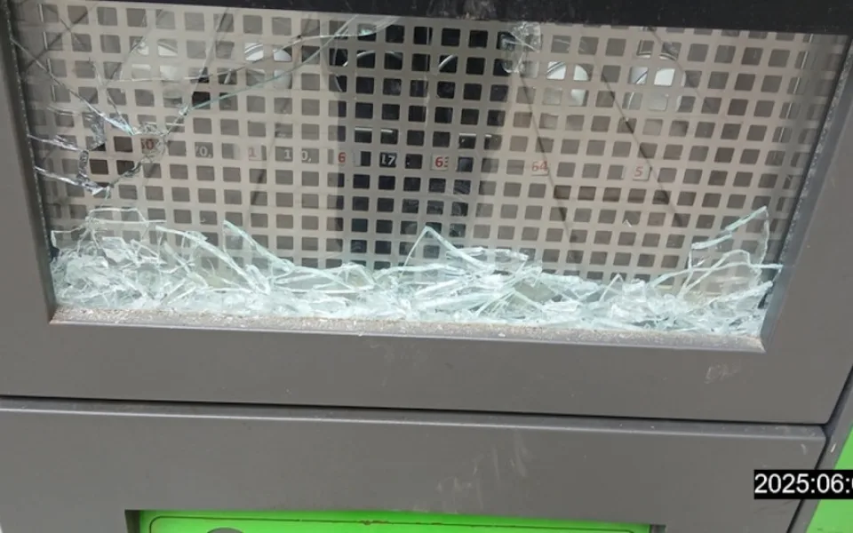 Rozbil automat kvůli nevydanému HHC. Agresivní muž skončil v rukou policie.