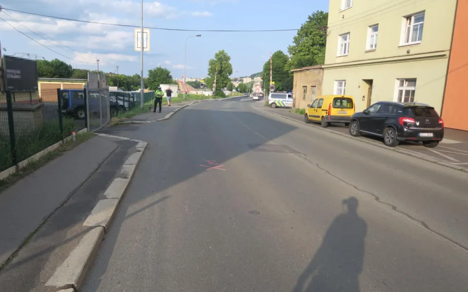 Policisté pátrají po svědcích nehody v Karlových Varech. Zraněn byl cyklista.