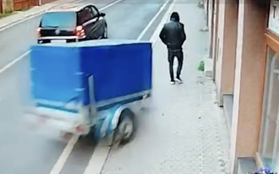 Odpojený přívěsný vozík v Kynšperku odmrštil chodce na zeď domu.