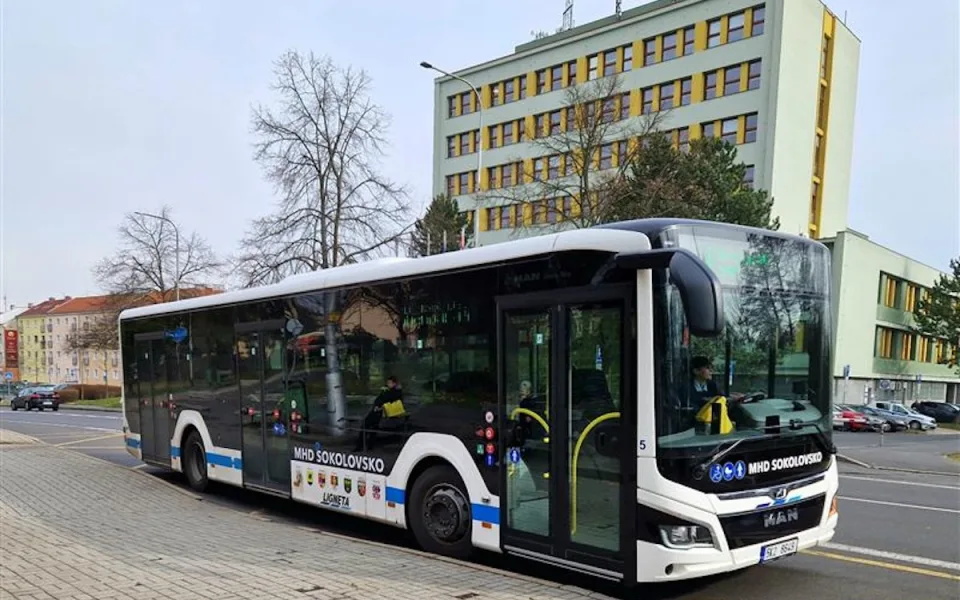 V sokolovské MHD zdražily platby kartou, hotovostní platby zlevnily.