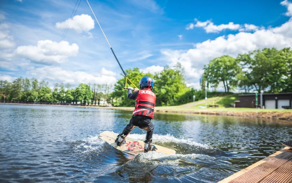 Vlek na wakeboarding v Karlových Varech láká stále více zájemců.