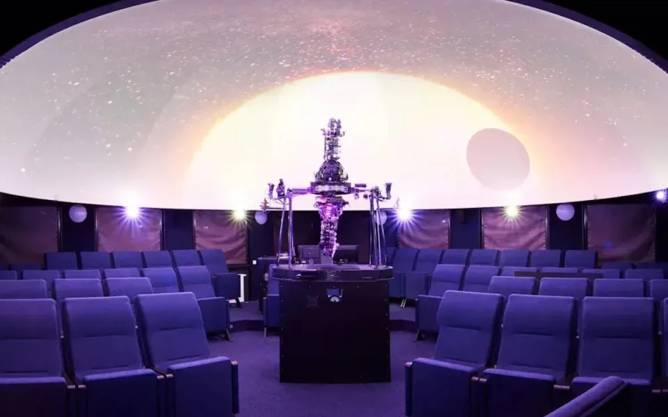Chebské planetárium slouží hlavně školám, zve ale i veřejnost.