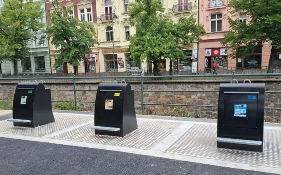 Estetické a praktické. V Karlových Varech jsou nově podzemní kontejnery.. Foto: Se svolením Magistrátu města Karlovy Vary