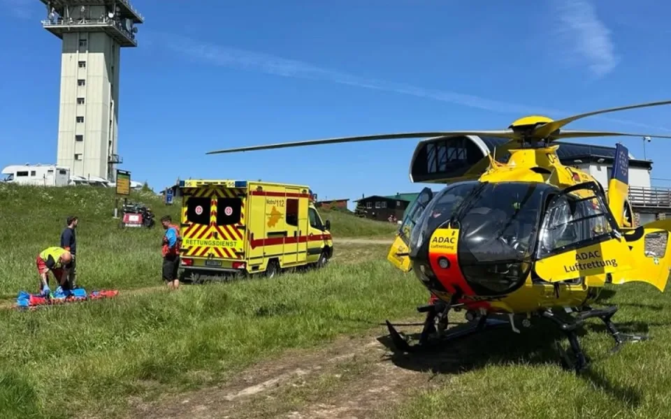 Biker na Klínovci nezvládl jízdu, zachraňovali ho čeští i němečtí záchranáři. Foto: Se svolením Horské služby ČR