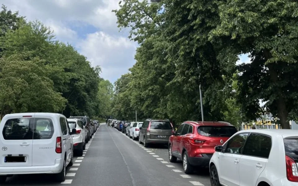 Kollárova ulice bude do pátku uzavřená, je tam potřeba udělat prořezávku zeleně. Foto: Se svolením Magistrátu města Karlovy Vary