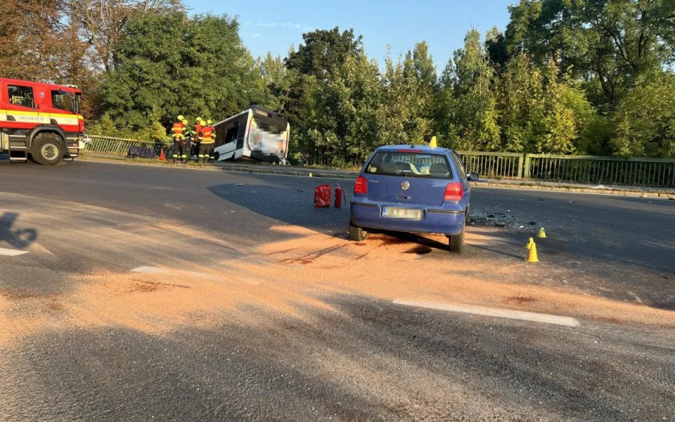Mladíkovi za náraz do autobusu MHD v Karlových Varech hrozí až osm let.