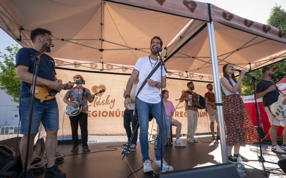 Kapela Jelen přijede do Varů. Zažijte mini koncert zdarma přímo u Kauflandu.