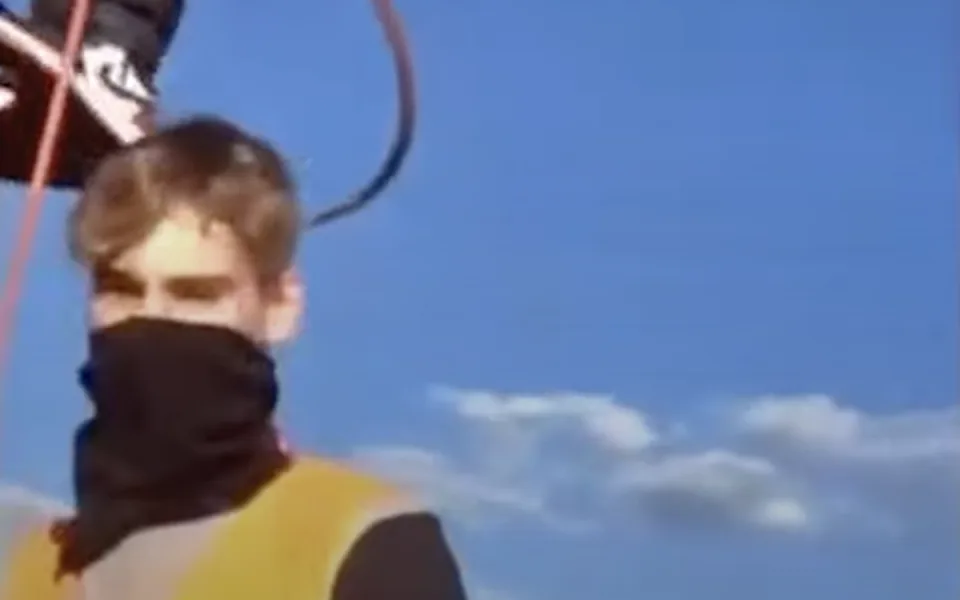 Policie hledá mladíky, kteří kvůli videu lezli na komín v areálu kaolinky.
