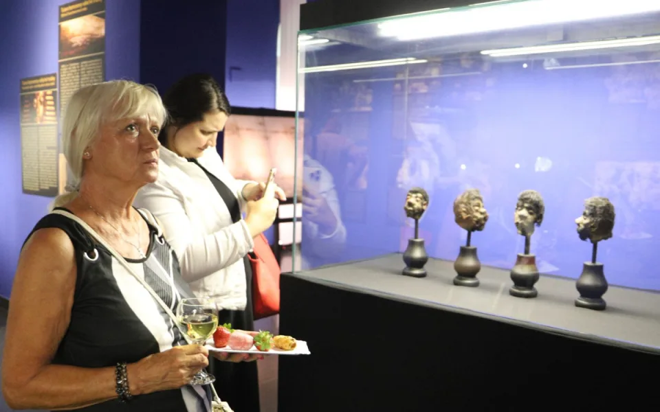 Muzeum v Karlových Varech vystavuje tajemné repliky z celého světa.