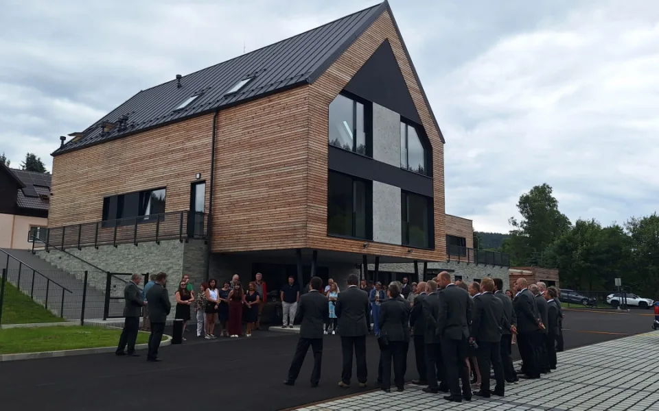 Lesy ČR mají ve Stříbrné na Sokolovsku novou ekologickou budovu lesní správy.