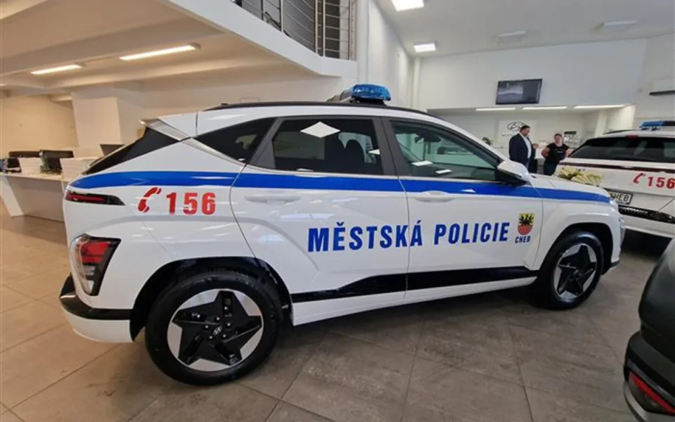 Strážnici v Chebu zmodernizovali vozový park o dvě auta, jsou to elektromobily. Foto: Se svolením města Cheb