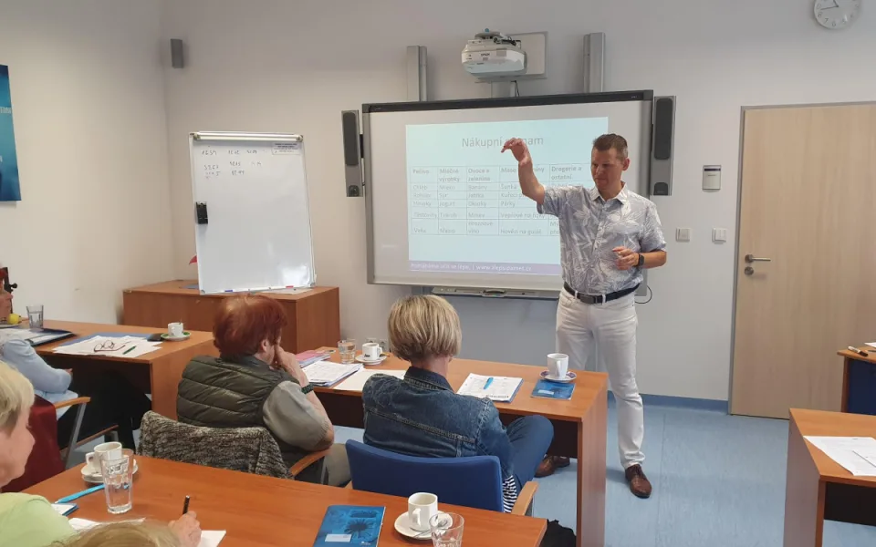 Paměť je mizera. Karlovarští senioři jí potrénovali v krajské knihovně. Foto: Se svolením Nadace ČEZ