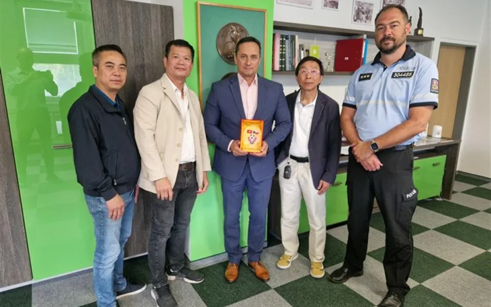 Policisté opět hráli fotbal proti vietnamské komunitě. Bylo to pro dobrou věc. Foto: Se svolením města Sokolov