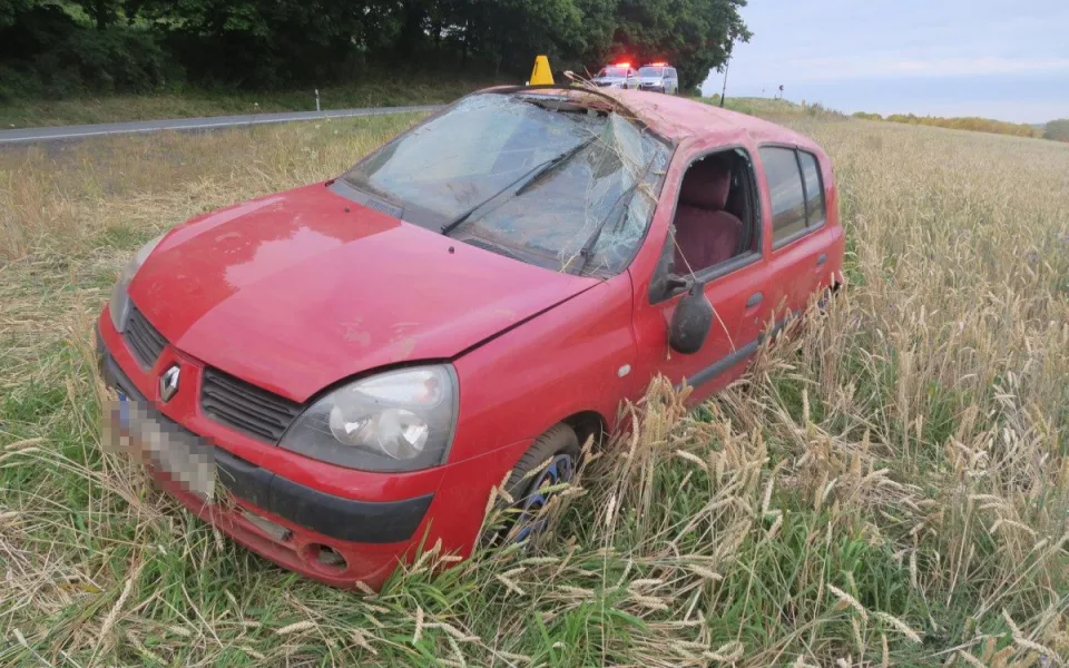 Řidič šel s autem přes střechu. Policisté mu naměřili téměř tři promile. Foto: Se svolením Policie ČR