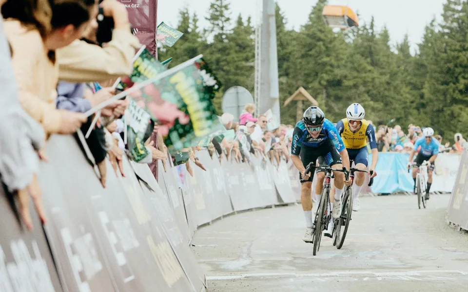 Prosluněná náročná výzva. Peloton Road Classics podruhé dobyl Klínovec.