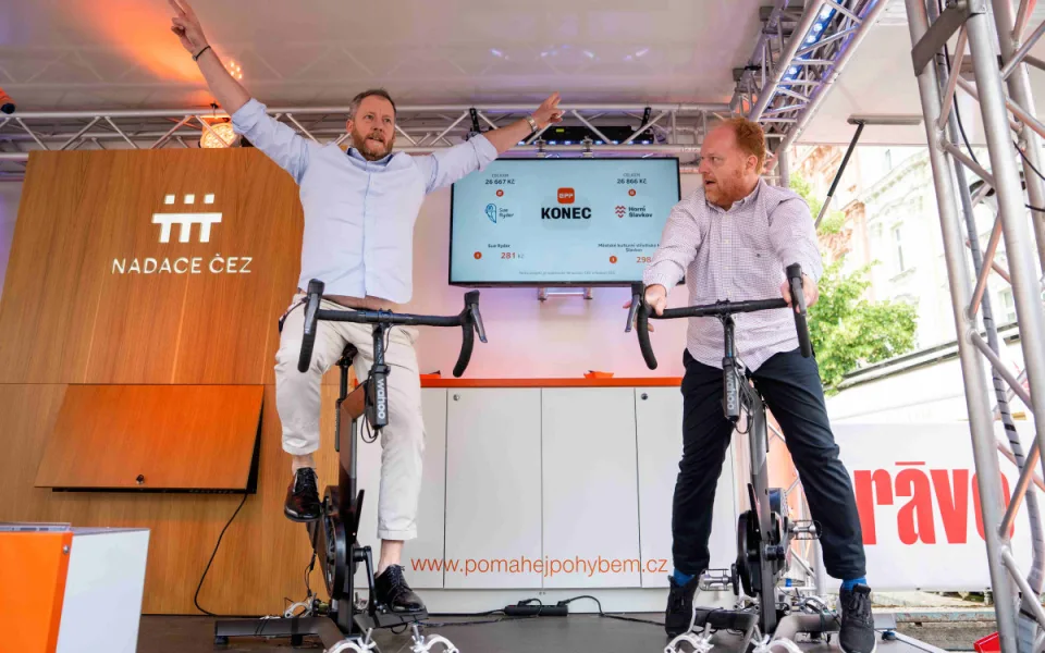 Oranžové kolo a cyklopůjčovna pomohly během KVIFF kinu a charitě.