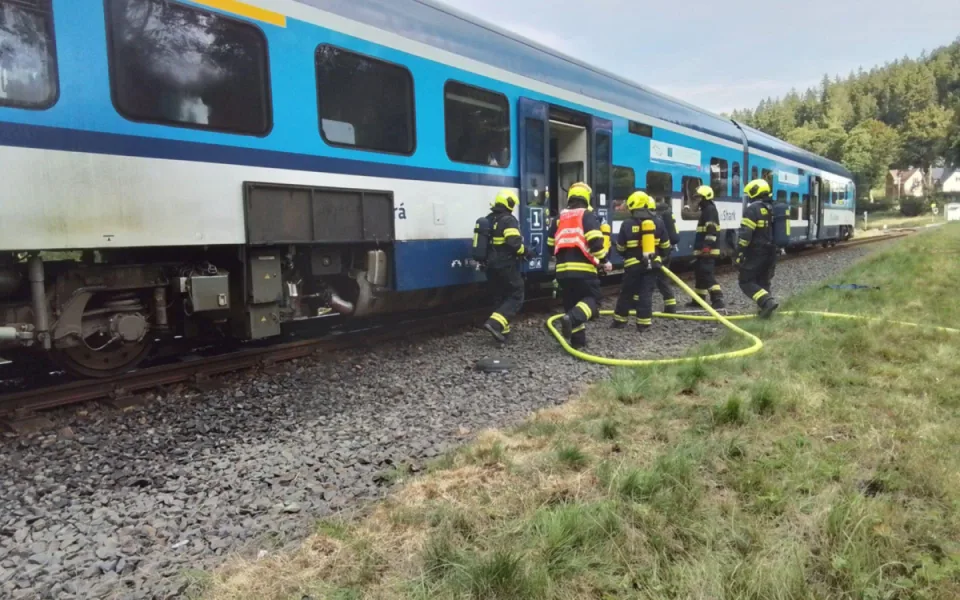 Na Karlovarsku hořel osobní vlak, provoz mezi Novou Rolí a Nejdkem byl zastaven.
