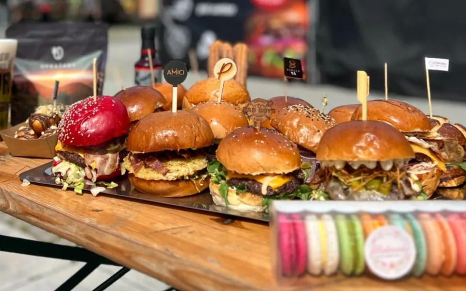 Burgery v lázeňské atmosféře. Karlovy Vary hostí street food festival. Foto: Se svolením Burger Street Festivalu