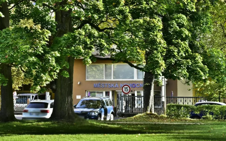 Mariánské Lázně otevřely parkoviště u nemocnice pro 43 aut. Vyšlo na 6,4 milionu