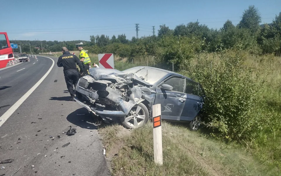 Dopravní nehoda uzavřela na několik hodin dálnici D6 v Karlových Varech.