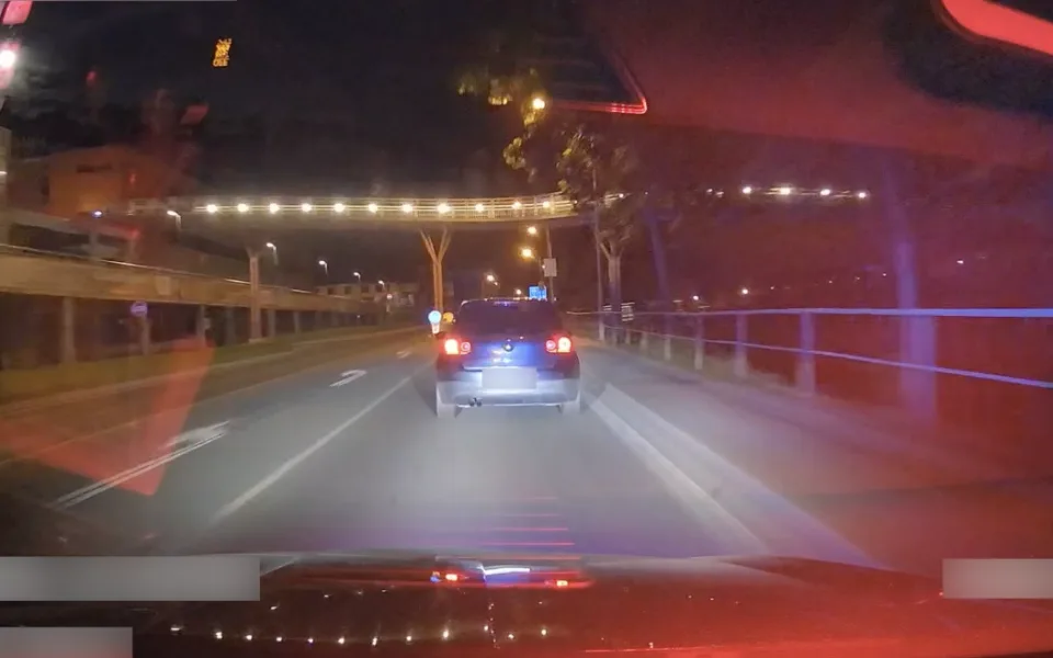 Řidič s pozitivním testem na drogy ujížděl policistům z Varů až do Chodova.