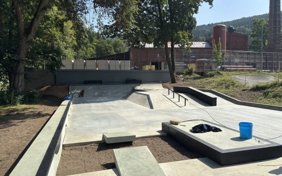 Nový skatepark v Kraslicích čeká na kolaudaci, sportovcům se otevře v září.