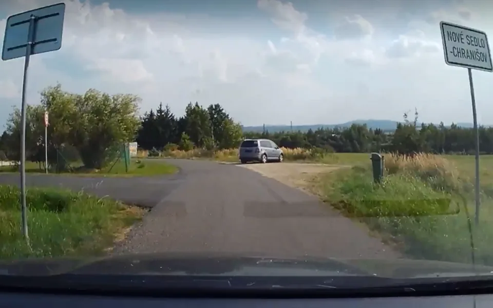 Policista jel ve svém volnu na nákup. Řidiče, který se mu snažil zmizet, dohonil. Foto: Se svolením Policie ČR (video)