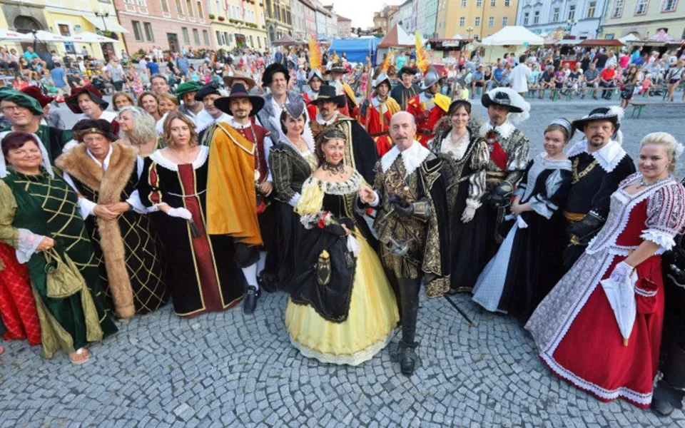Cheb o víkendu ožije Valdštejnskými slavnostmi, rozšíří se také do okolí centra. Foto: Se svolením Valdštejnských slavností