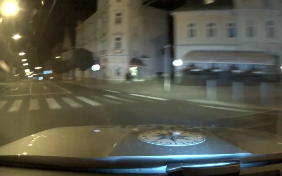 Opilý motorkář v Mariánských Lázních ujížděl policii, havaroval a skončil v nemocnici.