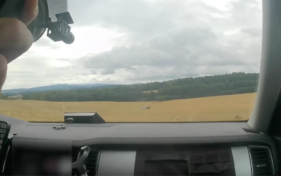 Řidič v Chebu ujížděl policii, za volantem neměl co dělat.