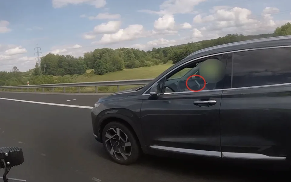 Policie v Karlovarském kraji varuje před používáním telefonu za volantem.