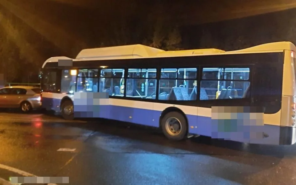 V Karlových Varech se srazilo osobní auto s autobusem. Policie hledá svědky. Foto: Se svolením Policie ČR