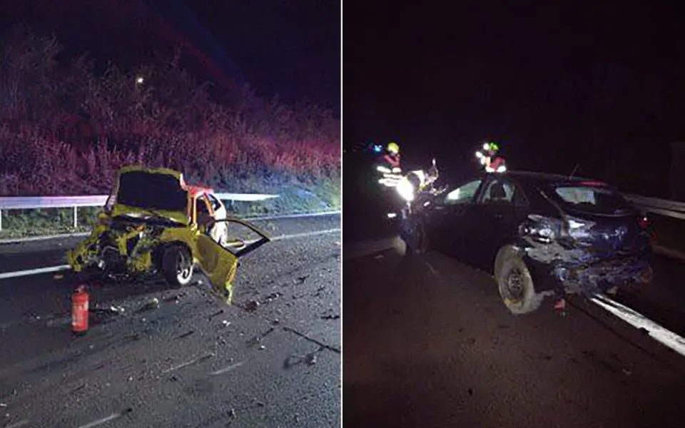 Řidič jednoho z vozů, které se srazily v noci na dálnici, v nemocnici zemřel. Foto: Se svolením Policie ČR