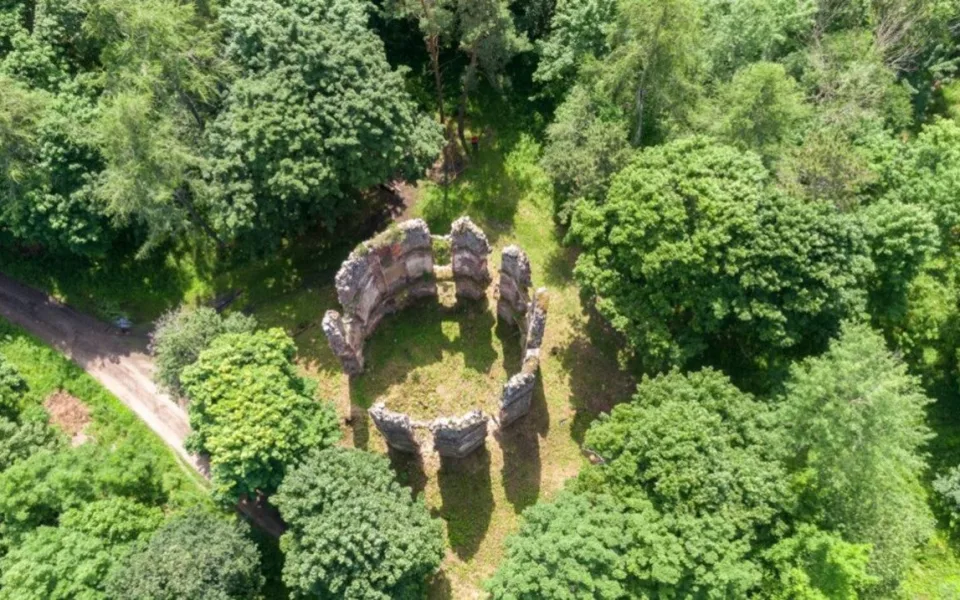 Rekonstrukce torza loveckého zámečku v Mořičově pokračuje, hotová bude v červnu. Foto: Se svolením IC Ostrov